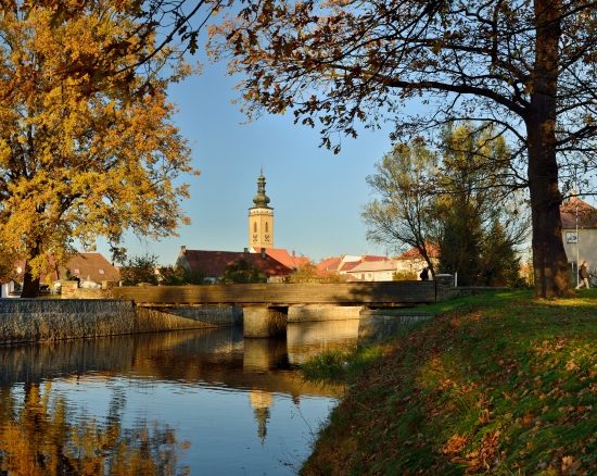 Pohled na Soběláv u Černovického potoka s výhledem na věž.